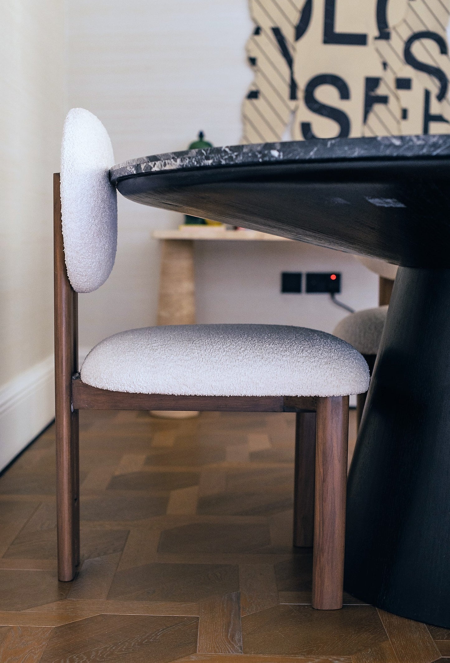 LUNA CURVE ACCENT CHAIR