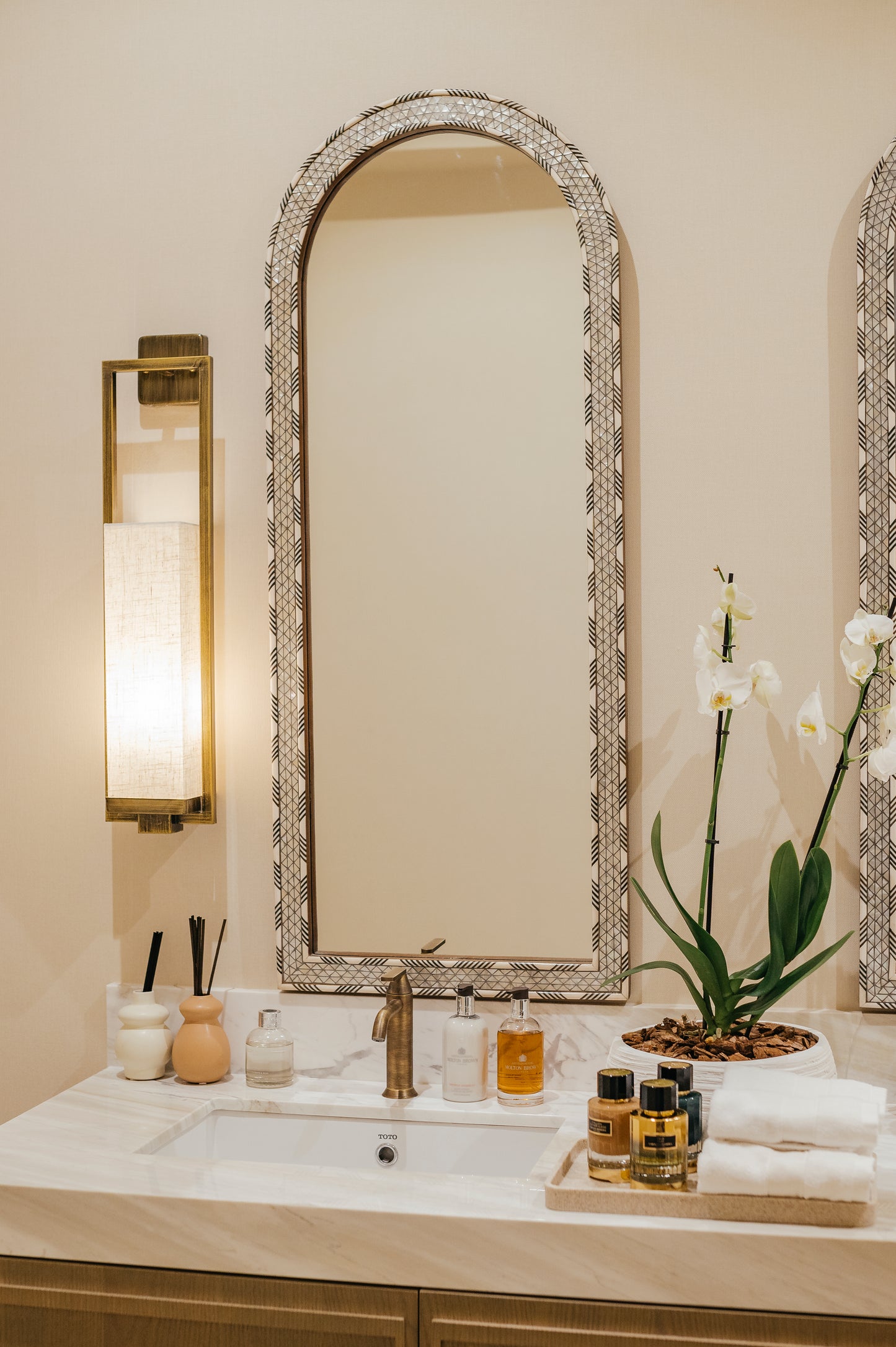 VERDE FRAME WALL LIGHT