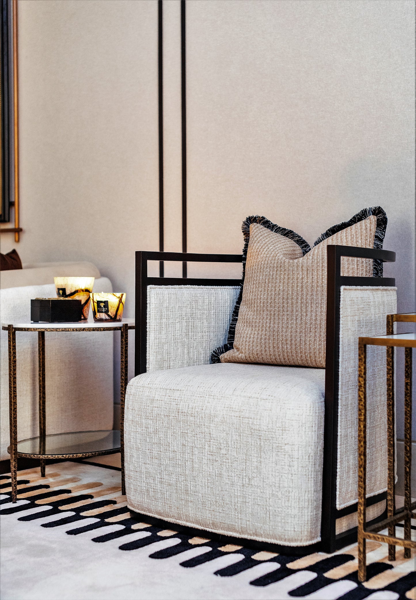 BLACK EDGE ARMCHAIR