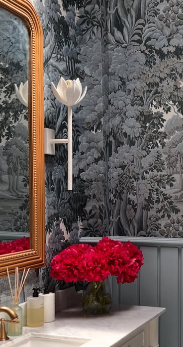 LOTUS WALL LIGHT