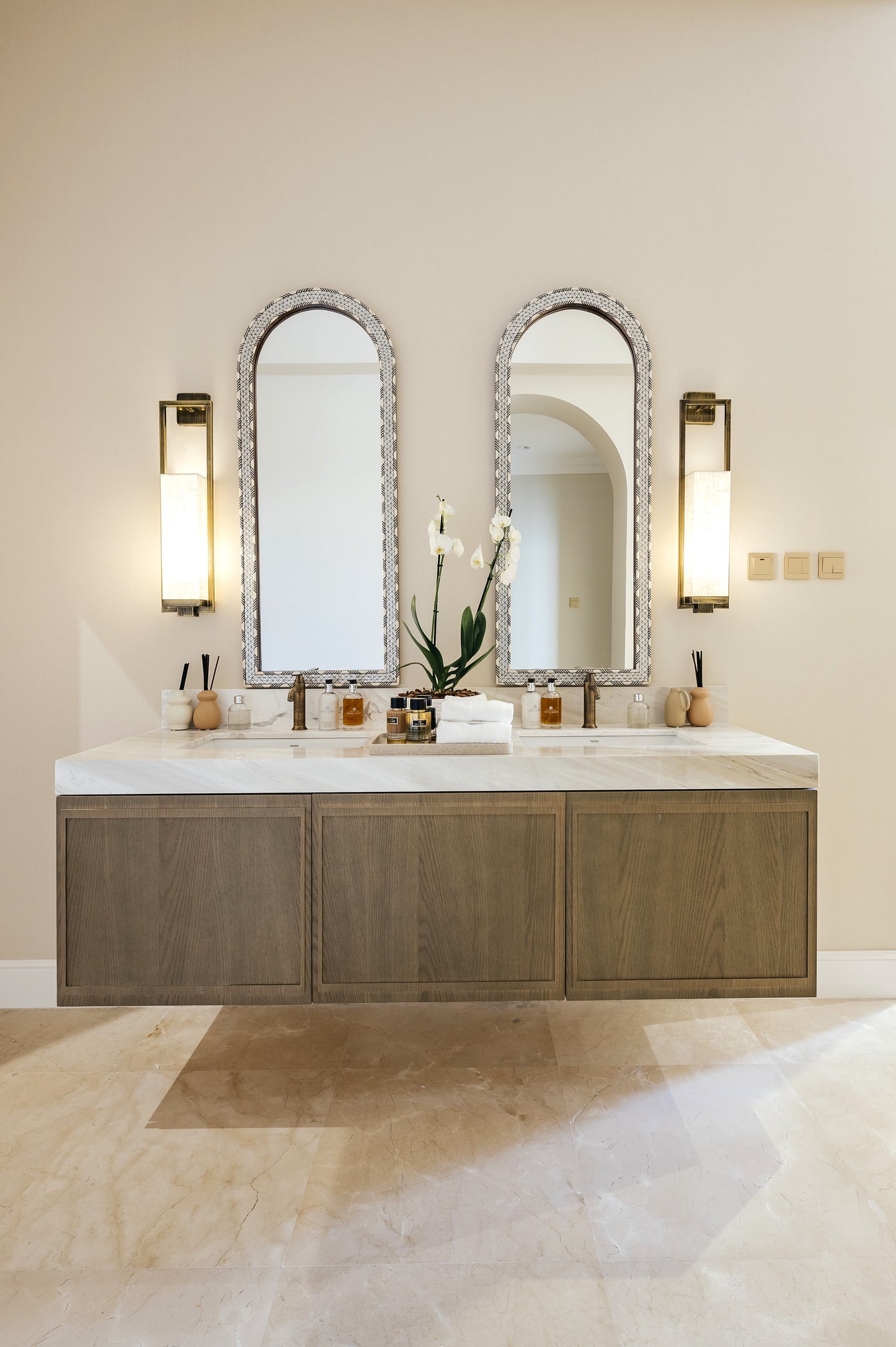 VERDE FRAME WALL LIGHT